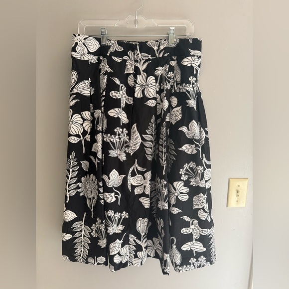 Talbots Flare Pleated Skirt Women’s SZ 10 Black White Floral Cotton MIDI Summer - Picture 5 of 8
